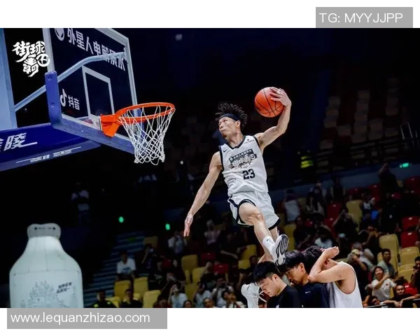 兼顾篮球与足球的全能球星:跨界运动员如何平衡两项顶级体育挑战 兼顾篮球与足球的全能球星:跨界运动员如何平衡两项顶级体育挑战