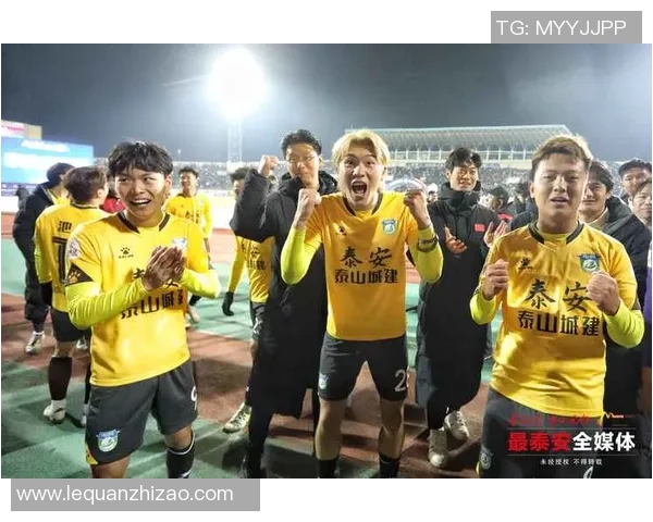 当足球巨星绽放笑容时那一刻点亮了赛场与球迷心灵 当足球巨星绽放笑容时那一刻点亮了赛场与球迷心灵