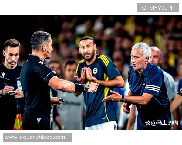 足球球星合照引发辞职风波，背后真相揭露职场权力博弈